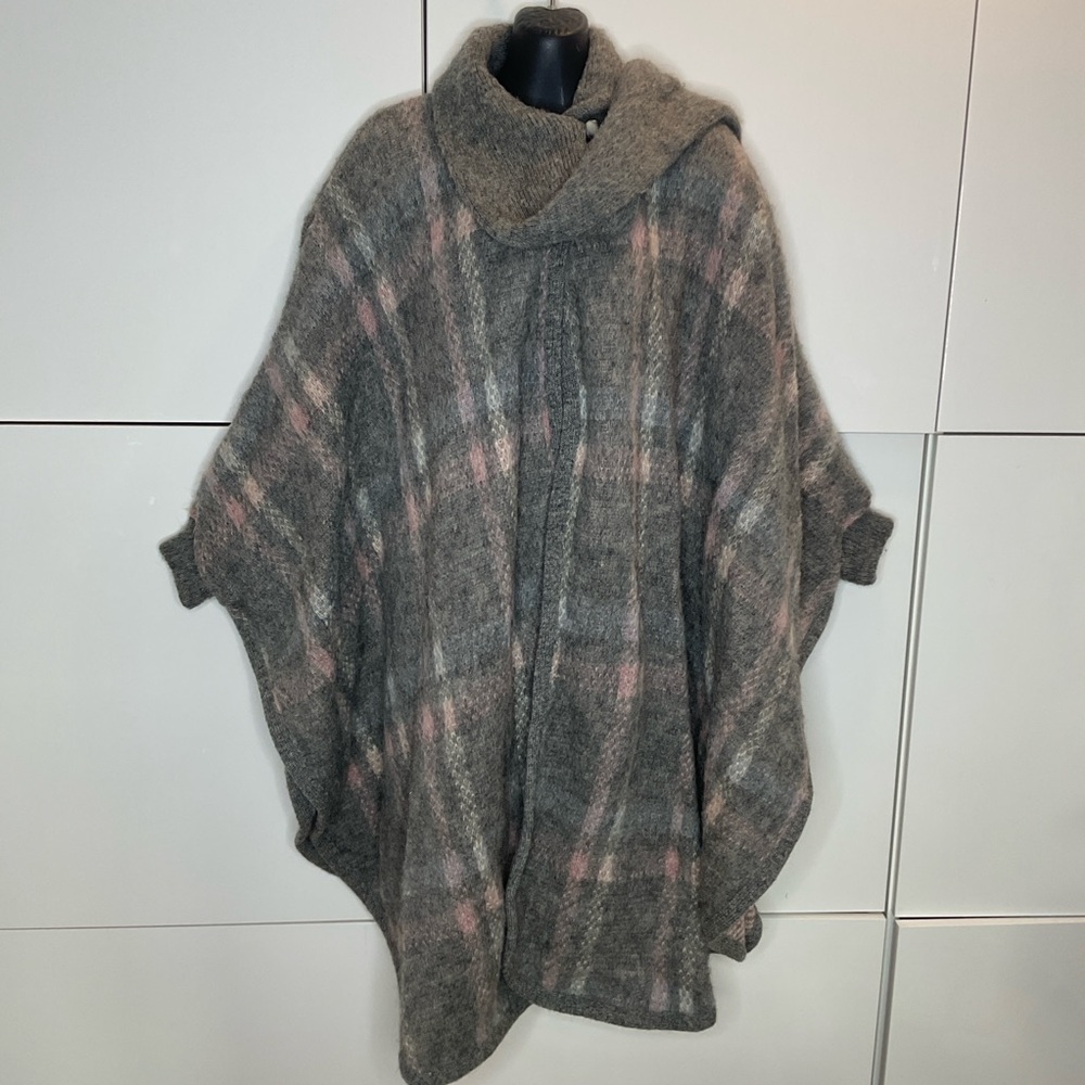 Vintage pure wool 80s Gray / Pink Plaid Poncho cape lagenlook made in Canada